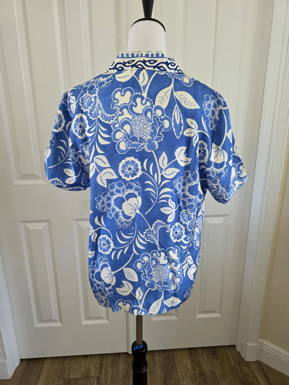 J.McLaughlin Silk Blend Floral Button Front Notched Collar Resort Blouse Size M - Picture 3 of 11